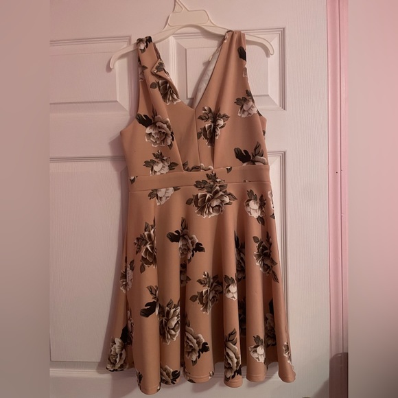 Short dress only wore once homecoming floral nude pink - Picture 1 of 2